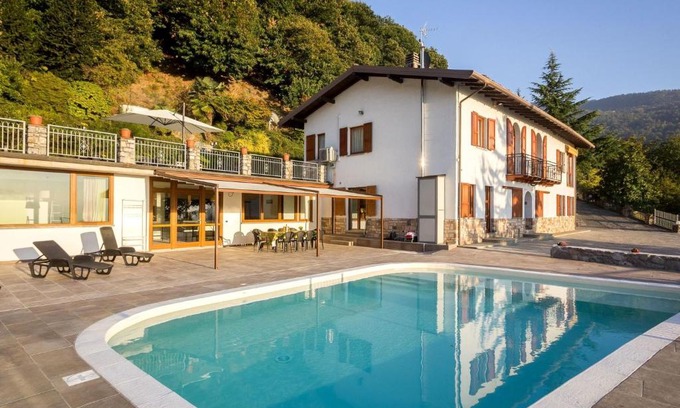 Artogne House | Lakeside Mansion with Pool