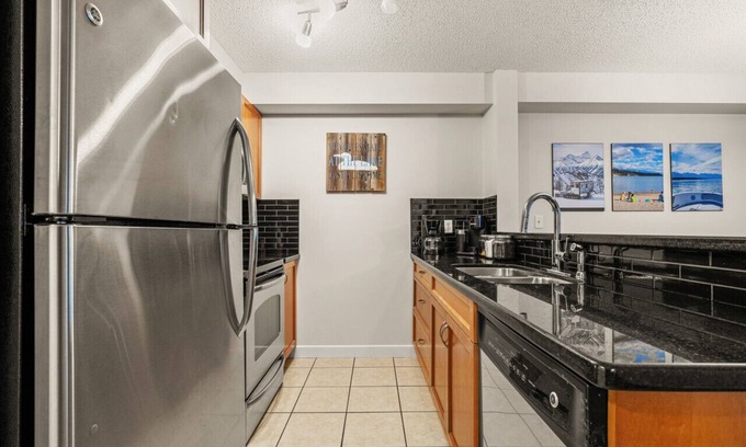 East Kootenay Apartment | Lakeside Memories | Pool | Hot Tub | Central