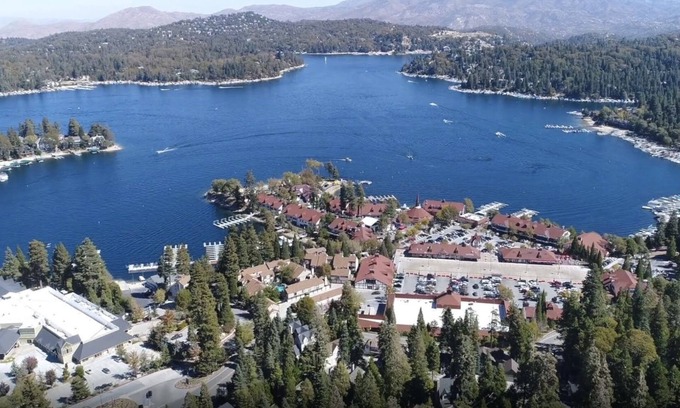 Lake Arrowhead Ski Chalet | Lakeside Mountain Chalet ~ Large Deck & Fireplace