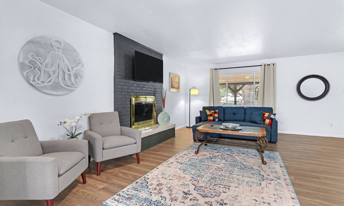McQueeney House | Lakeside Oasis ~ Pet Friendly ~ Pool Table ~ Sleeps 7 ~ Mcqueeney Texas