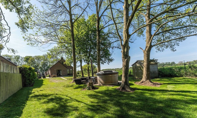 Ewijk Villa | Lakeside Paradise: Cozy Cottage with Hot Tub