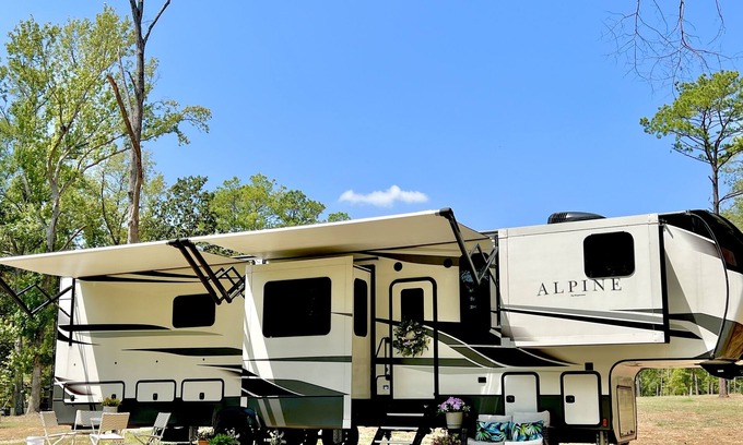 Etoile House | "Lakeside Paradise: RV Sleeps 6 @Lake Sam Rayburn - The Perfect Getaway Awaits!"
