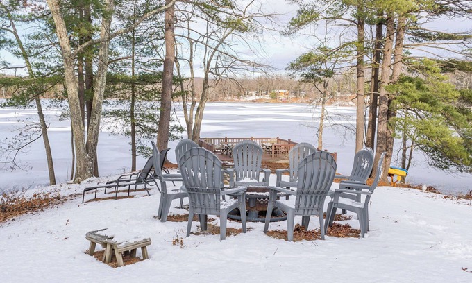Pine Plains House | Lakeside Peninsula Escape