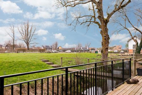 Somerford Keynes House | Lakeside property with spa access on a nature reserve Keynes Cottage MV20