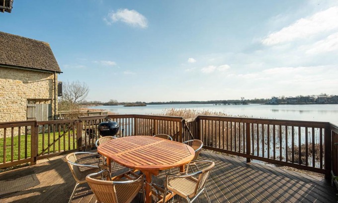 Cirencester House | Lakeside property with spa access on a nature reserve Misty Lodge MV69