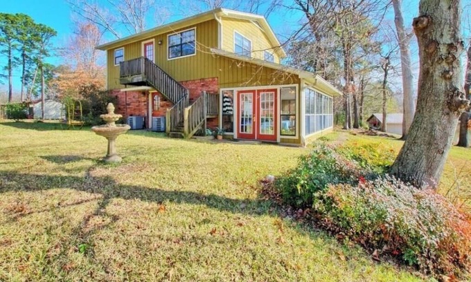 Hemphill Apartment | Lakeside Retreat! 10 Mins from Hemphill Town Square.