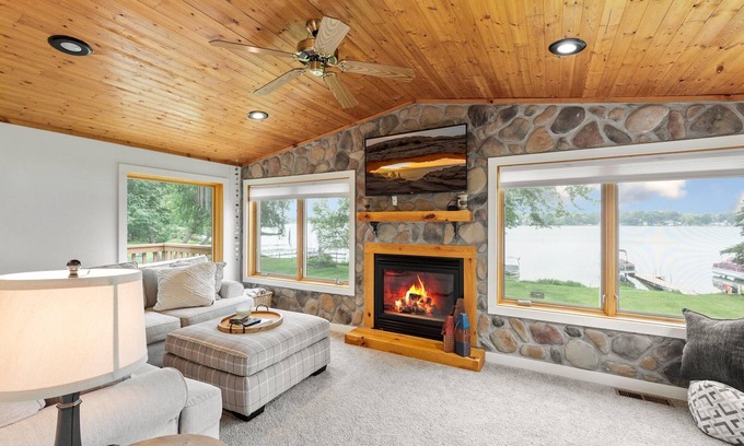 Zimmerman House | Lakeside Retreat- 7beds/4bd/2ba! Family and pet friendly!