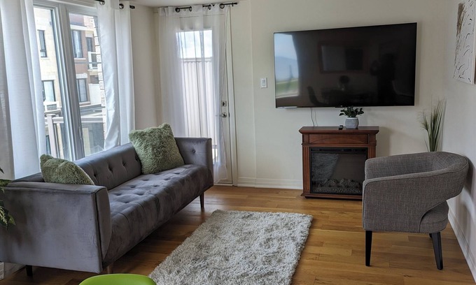 Clarington Apartment | Lakeside Retreat