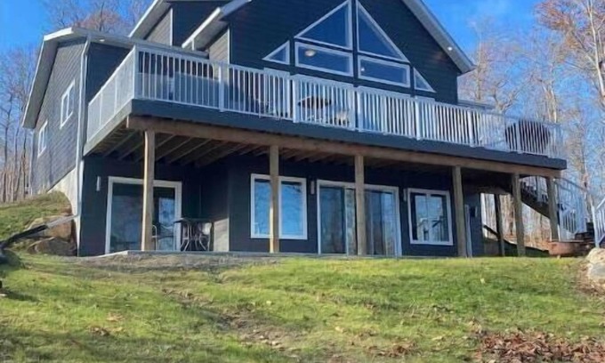 North Frontenac Cottage | Lakeside Retreat