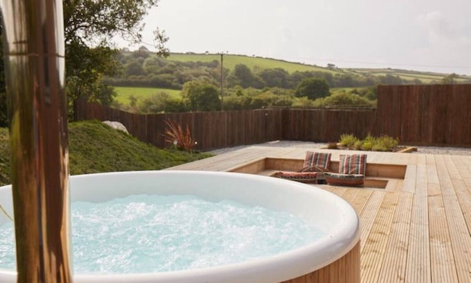 West Down House | Lakeside Retreat & Hot Tub, Woolacombe 3mls