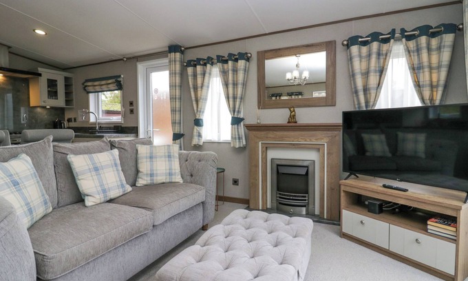 South Lakeland Leisure Village Cottage | LAKESIDE RETREAT, pet friendly, with pool in Carnforth