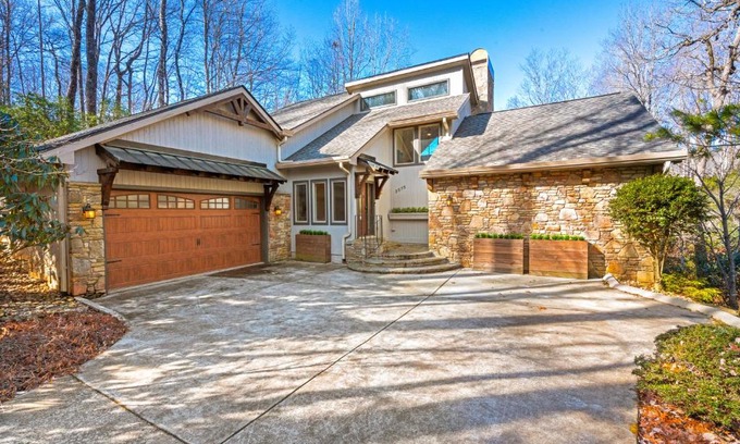 Brevard House | Lakeside Retreat