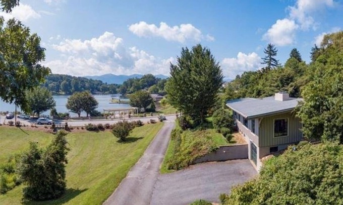 Lake Junaluska Cottage | Lakeside Retreat at The Ginkgo Cottage - Location, location, location