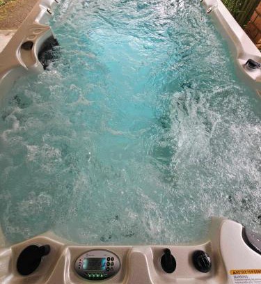Frankton Apartment | Lakeside Retreat with Swim Spa