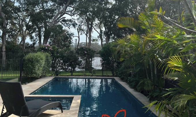North Avoca Apartment | LAKESIDE RETREATnlevel 1 minute walk to beach nown pool