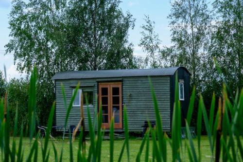 Pershore Apartment | Lakeside Shepard's Hut 'Sanderling'