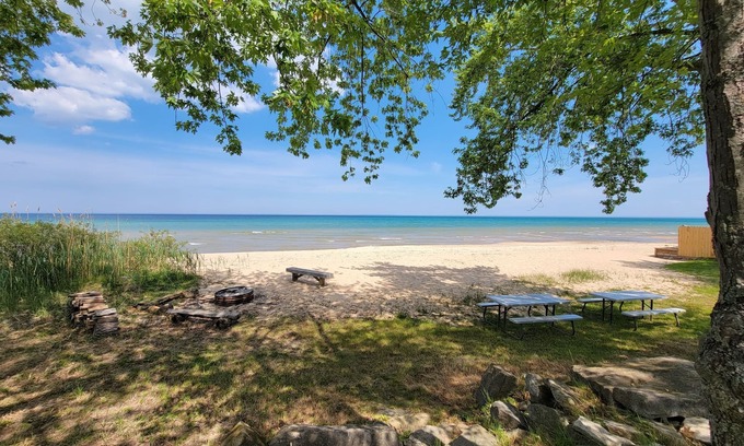 Oscoda Cottage | Lakeside Splash - Cozy Cottage on beautiful Lake Huron in Oscoda, MI