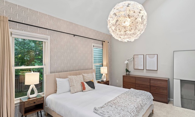 West Falls Church House | Lakeside Stay: Metro, INOVA, Dining &Shops Nearby