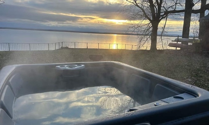 Alburg Cottage | Lakeside Sunrise Cottage with hot tub