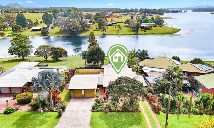 Yungaburra House | LakeSide Tinaroo- Lakefront Retreat with Private Pontoon, Water Activities & Stunning Views