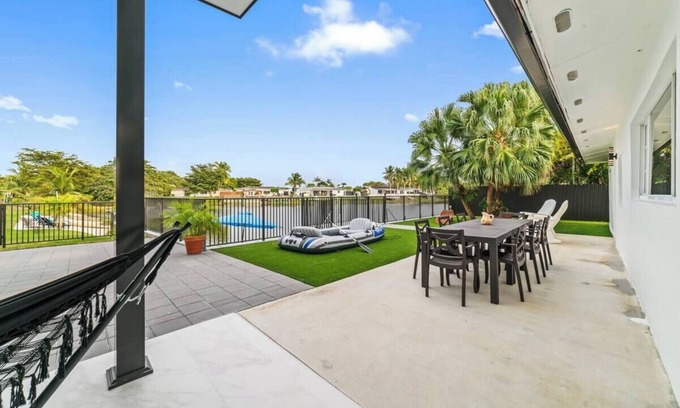 Kendale Lakes Villa | Lakeside Vibes Villa, Boat, Kayak, Foosball, Pool, & Ping Pong tables, BBQ, WiFi