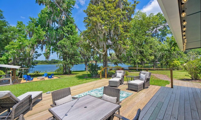 Doctors Inlet House | Lakeside, Water View, Kayak, BBQ Grill, Fire Pit