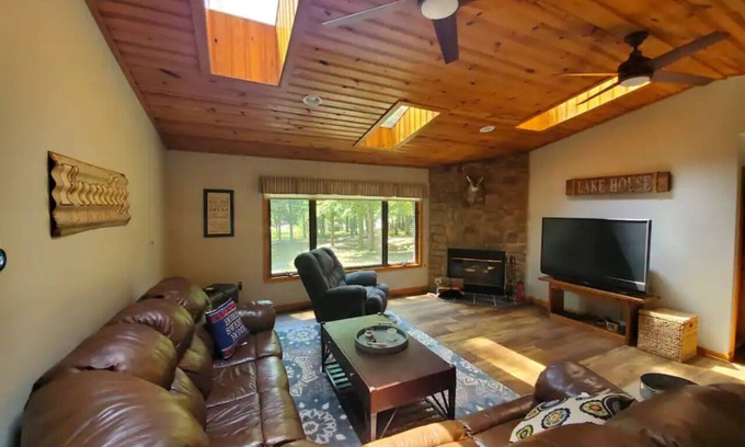 Bumpass House | Lakeside Waterfront: Private Dock - Near Lake Anna Winery