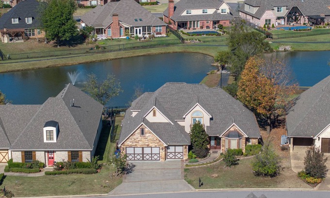Fort Smith House | Lakeside Way Luxury Retreat