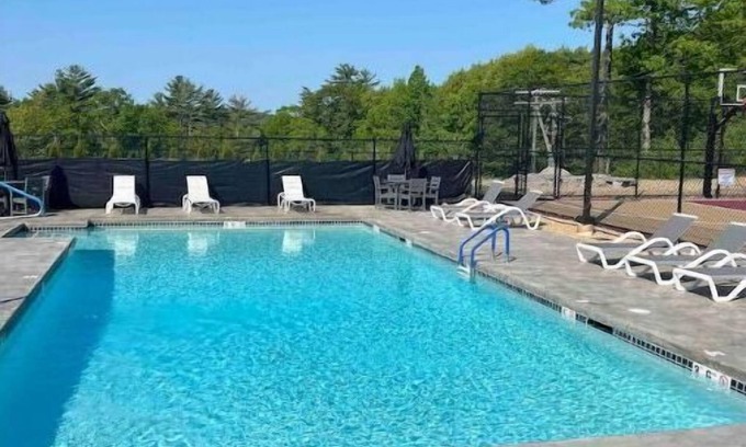 Weirs Beach Condo | Lakeview 1Bedroom w Kitchen Pool Hot Tub Concerts Fire Pit Hiking Weirs Beach