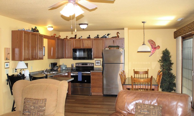 Eagle River Condo | Lakeview 2BR/2BA Condo at Wild Eagle Lodge – Family-Friendly Resort on the Water