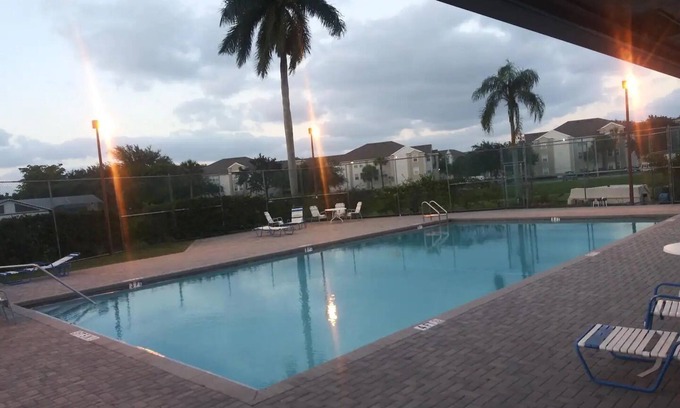 Greenacres House | LakeView 3/2 Single Family Home up to 6 people