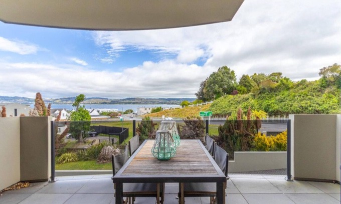 Waipahihi Apartment | Lakeview Apartment - Modern, Entertain, Work