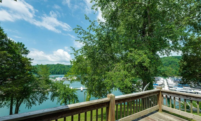Allons Cabin | Lakeview Cabin at Marina on Dale Hollow Lake near Standing Stone State Park