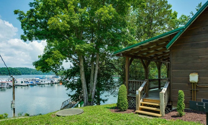 Allons Cabin | Lakeview Cabin at Marina on Dale Hollow Lake near Standing Stone State Park