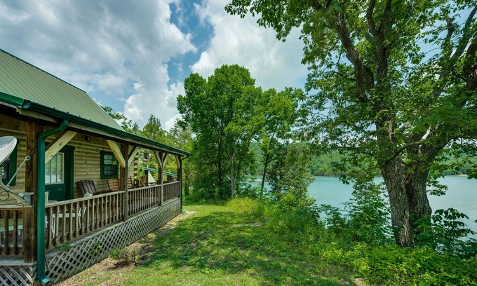 Allons Cabin | Lakeview Cabin at Marina on Dale Hollow Lake near Standing Stone State Park