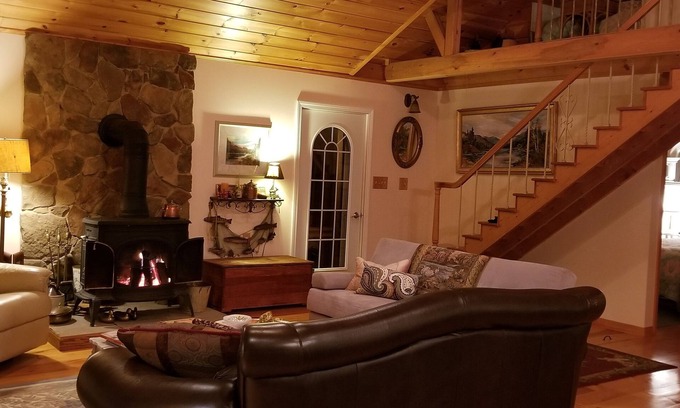 Woodford Cabin | Lakeview Cabin in the Mountains