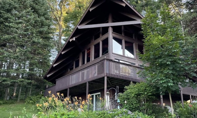 Merrimac Cabin | Lakeview Cabin > Unique Mid-Century Tucked in Bluff