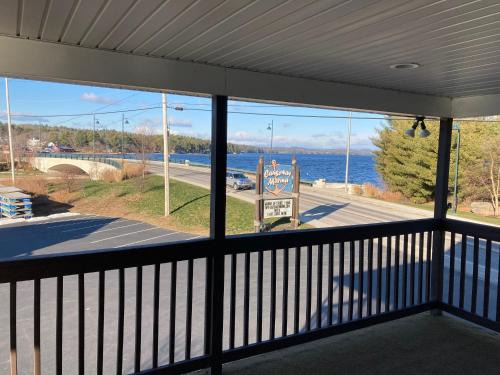 Naples Apartment | Lakeview Condo at Causeway Marina