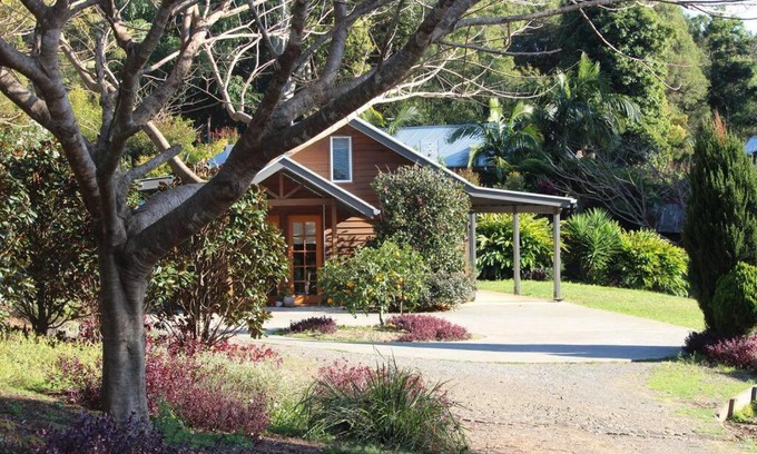 Witta Villa | Lakeview Cottage - Pet Friendly!