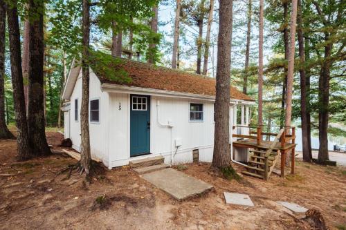 Mayfield House | Lakeview Cottage with Pontoon Rentals