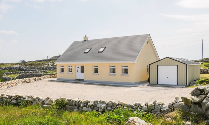 Wild Atlantic Way Cottage | LAKEVIEW, family friendly in Lettermore, County Galway