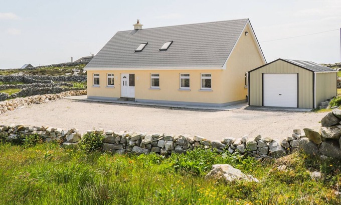 Wild Atlantic Way Cottage | LAKEVIEW, family friendly in Lettermore, County Galway