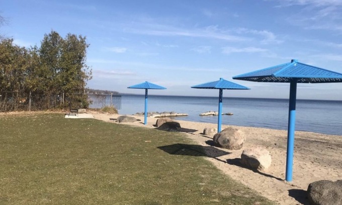 Alcona House | Lakeview Getaway *3Bdrm/3 Bath* King bed*45 minutes to Toronto*Steps to the Lake