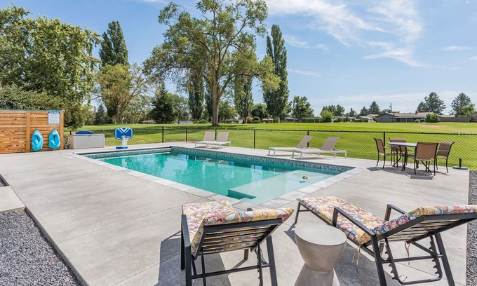 Lakeview House | Lakeview Golf Course - Private Pool/Hot Tub - Pet Friendly - Soap Lake, WA