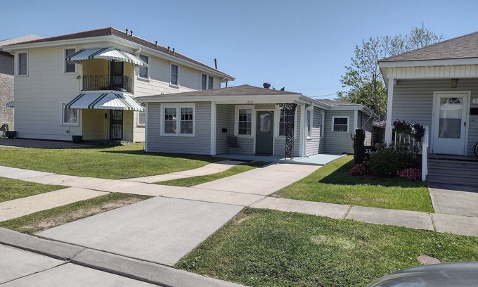 Navarre House | Lakeview home in quite neighborhood