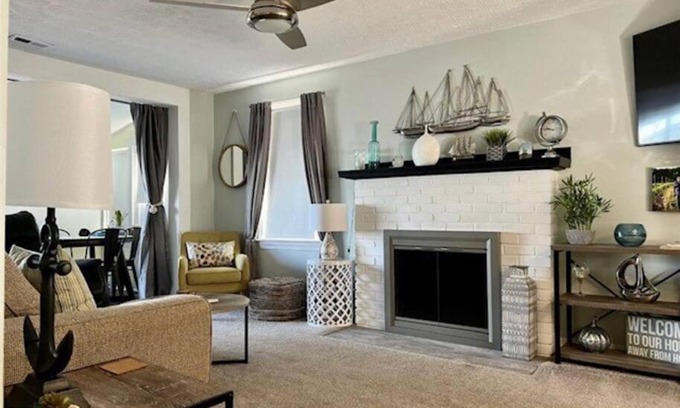 Ashtabula House | Lakeview - Lake Erie - Ashtabula, OH - 5 Min to GOTL - Fireplace- Deck - King Bed