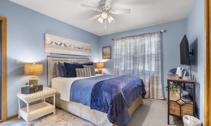 Delhi House | Lakeview Living - SUNROOM SUITE - Vacation Rental
