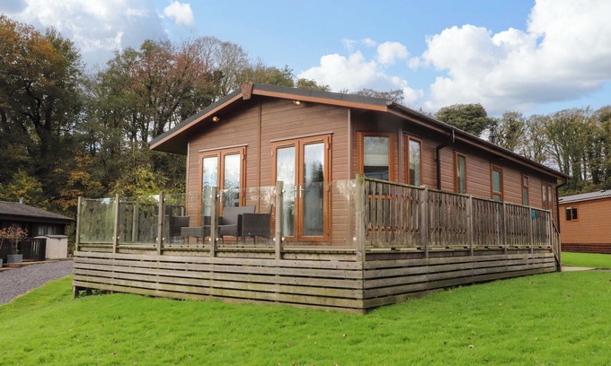 Knott End-on-Sea Cottage | LAKEVIEW LODGE, pet friendly, with a garden in Garstang
