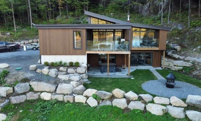 Les Pays-d'en-Haut Regional County Municipality Ski Chalet | Lakeview Luxury Cottage w/Private Spa