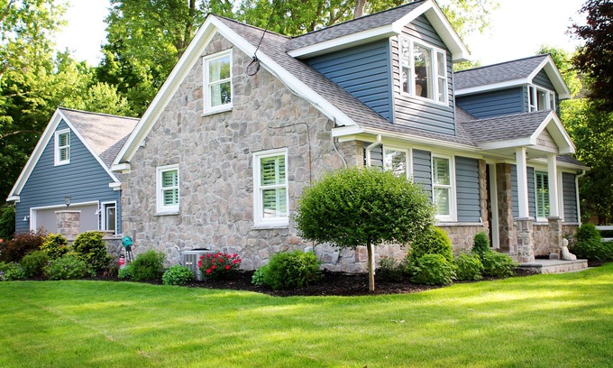 Lakewood House | Lakeview Luxury, Lakewood 4 bdrm 2 full 2 1/2 bath. Certificate # 2236